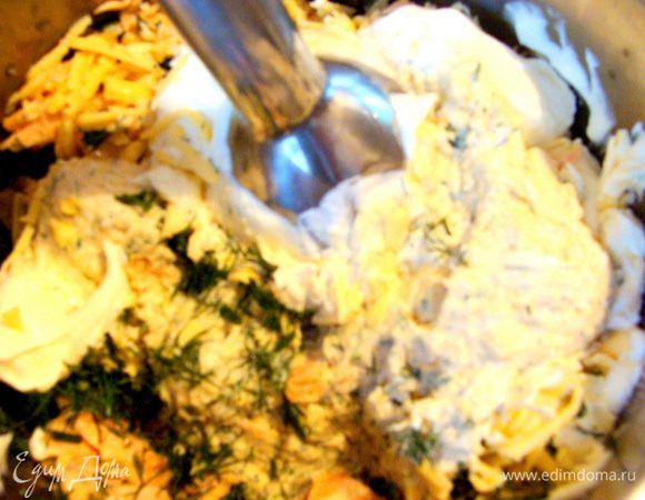 Смешать блендером семгу, сыр, укроп и 200г сметаны.