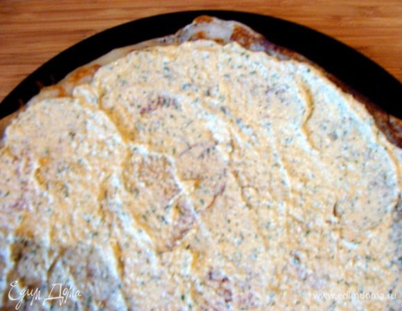 На блинчик намазать получившуюся массу. Сверху нанести слой сметаны.