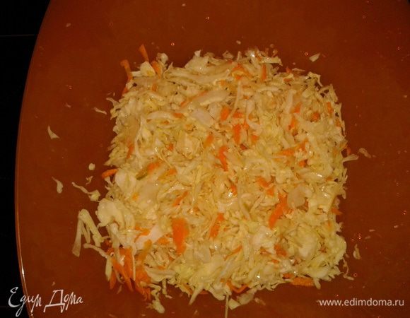 Капусту нарезать соломкой, морковь - через терку, посолить, помять руками.