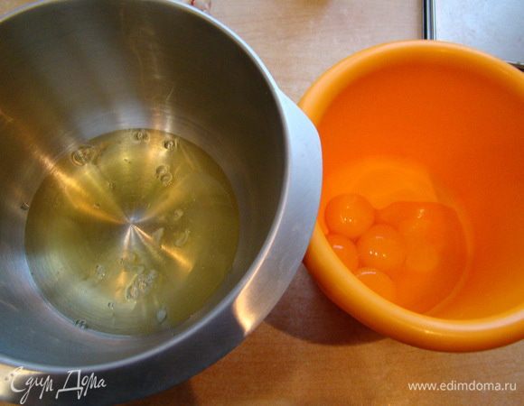 Яйца разделяем на желтки и белки. Желтки взбиваем с 45-50 г сахара.