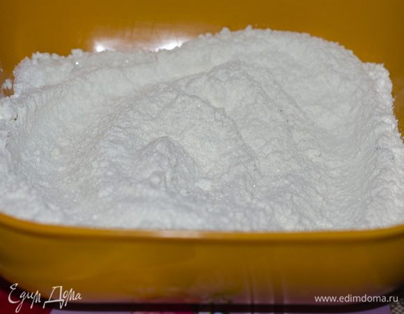 Пирог готовится на основе бисквита без яиц "по-индийски". 
Смешиваем масло, сахар, соль, йогурт и кардамон (зернышки извлечь из "коробочек" и растолочь). Хорошо взбиваем миксером до пенистой массы, добавляем муку, пекарский порошок и молоко. В течении минуты интенсивно вымешиваем венчиком. Выкладываем тесто в силиконовую форму и запекаем 35-45мин при 190 градусах. Если начинает пригорать верх, прикрываем пергаментом.