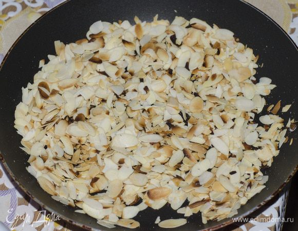 В то время пока запекается бисквит обжариваем лепестки миндаля.