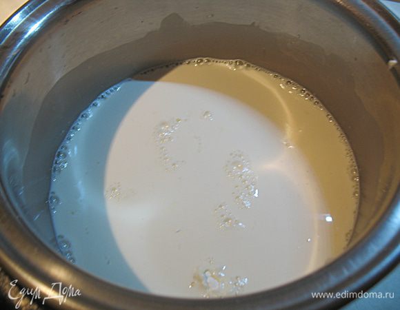 Крем приготовить накануне. В кастрюльке смешиваем все компоненты и хорошо перемешиваем. 