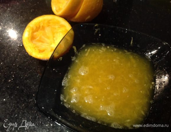 Из трех апельсинов выжать сок. Добавить куркуму и кориандр. Семгу посолить и мариновать 30 минут.