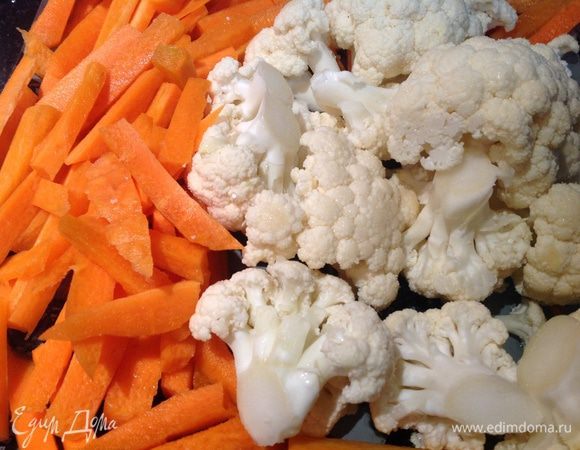 Капусту разобрать на соцветия. Морковь нарезать. 
