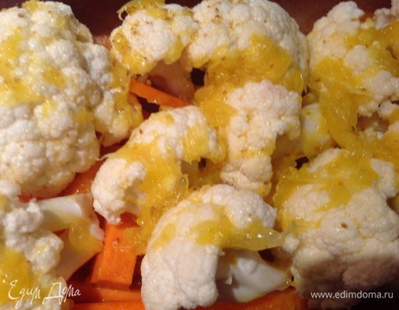 Овощи выложить в форму для  запекания, посолить и полить маринадом. 