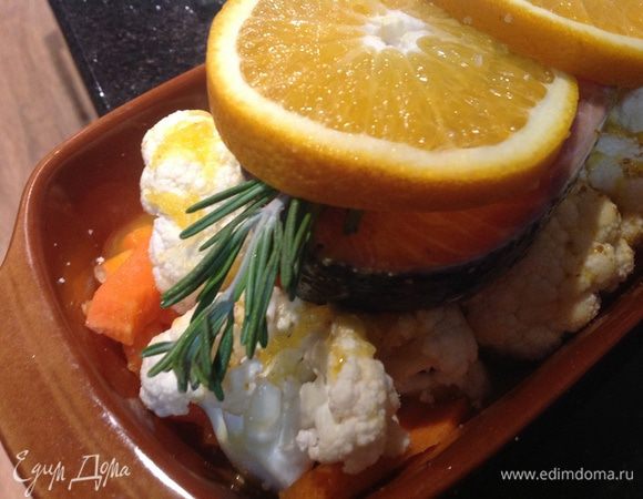Сверху выложить семгу, на нее розмарин и апельсин порезанный кружочками. Готовить в духовке при температуре 180 градусов 45 минут. 

Приятного аппетита!!!