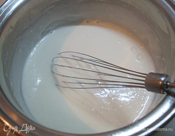 Ставим на средний огонь и постоянно помешивая венчиком варим до загустения. Снимаем с огня, охлаждаем и ставим в холодильник на ночь. 