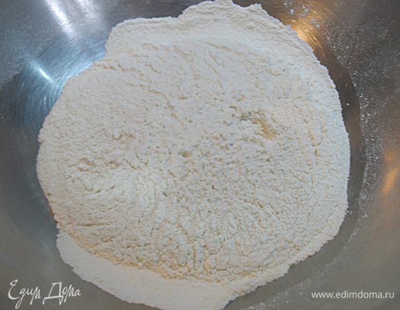 Готовим тесто фило. Муку просеять и смешать с содой на кончике ножа  и солью. Сода нужна, чтобы тесто было более эластичным.