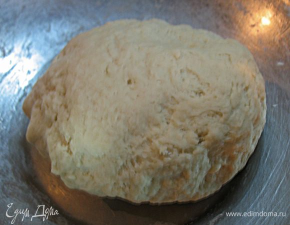 В муку добавим воду и растительное масло. Хорошо вымесить тесто. Растительное масло позволит тесту не прилипать к рукам, оставаясь мягким. 