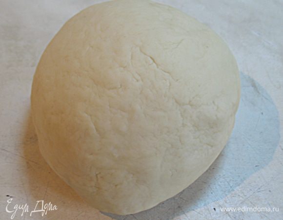 Вымешаное тесто несколько раз хорошо отбить. Эта операция позволит перемешаться компонентам теста и сделает его однородным. Кладем тесто в миску закрываем пленкой и ставим в холодильник на час (можно и дольше). 