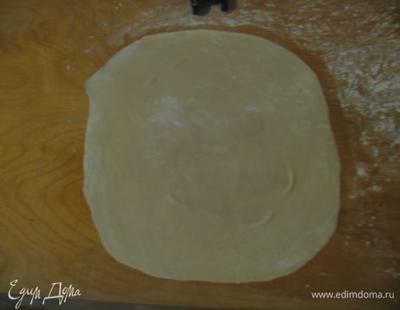 Через час от теста отрезаем кусочек. Раскатываем сначала скалкой, а затем аккуратно растягиваем на руках. Рабочую поверхность можно посыпать мукой, а можно крахмалом кукурузным.  Крахмал не забивает тесто. 