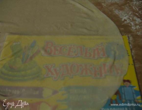 Через растянутое тесто виден рисунок. Нарезаем тесто на квадраты 10х10.  Нарезанные квадратики немного подсушиваем или пересыпаем крахмалом, или прокладываем листиками, перед тем как сложить в стопку. Готовые квадратики накрываем полотенцем, можно на врем поставить в холодильник. 