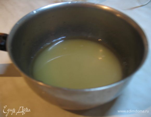 Готовим сироп. В небольшой кастрюльке смешать сахар и воду. Ставим на огонь и варим до растворения сахара. Добавляем сок половины лимона и розовую воду. Варим сироп до загустения, он должен мягко стекать с ложки.  Розовую воду готовила сама, поэтому решила воду полностью заменить на розовую воду, о чем не пожалела вообще. Поэтому с розовой водой лучше принимать решения самому. 