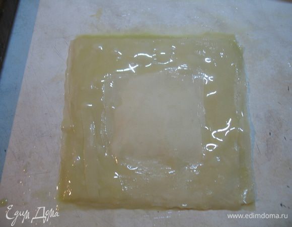 Приступаем к сборке пирожных. Складываем квадратики теста фило друг на друга по 5-6 шт., смазывая края растопленным сливочным маслом. 