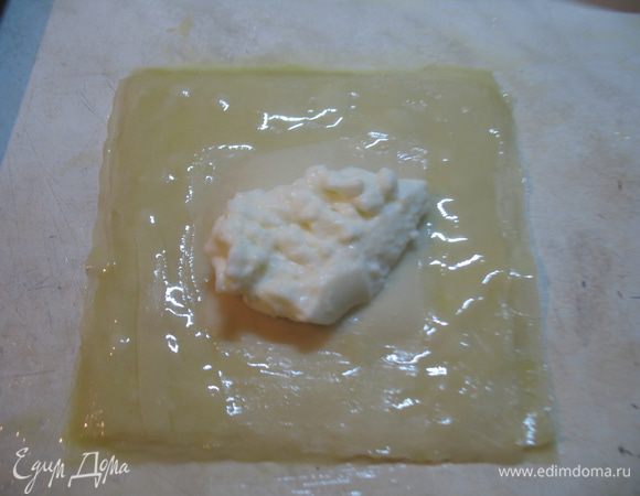 На центр квадратиков кладем остывший крем