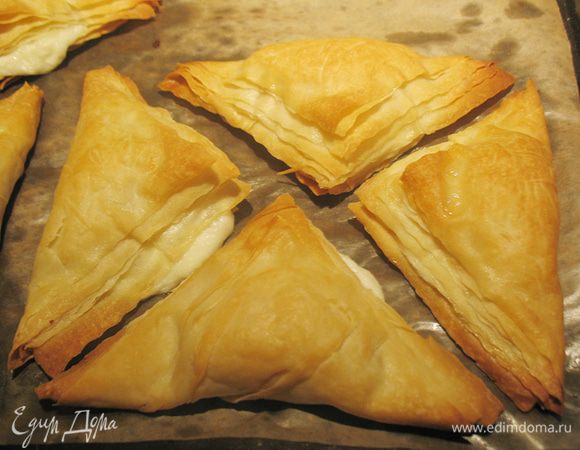 Выпекаем в предварительно разогретой до 180 градусов духовке до золотистого цвета. 