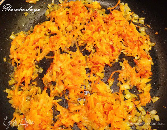 Готовим грибную икру. Луковицу моем, чистим и мелко нарезаем. Морковь моем, чистим и натираем на крупной терке. Пассеруем на растительном масле.