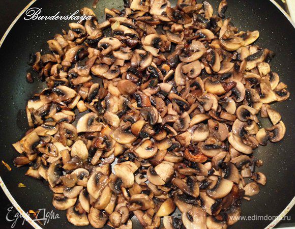 Шампиньоны моем, режем на небольшие кусочки и также немного обжариваем на растительном масле.