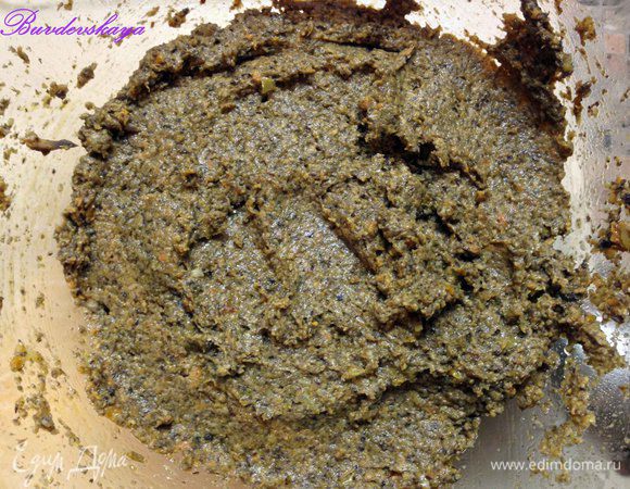 Соединяем грибы с луком и морковью и пюрируем блендером до однородного состояния.