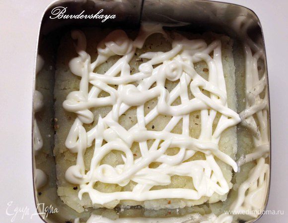 Вареные овощи остудить, очистить и натереть на крупной терке. Теперь на слой сельди выкладываем тертый картофель (по желанию солим, перчим), делаем сеточку из майонеза. Далее следуют грибная икра, морковь и свекла. Каждый слой завершается майонезной сеточкой. Аккуратно снять кулинарное кольцо (квадрат). Украсить по желанию и подавать на стол. Или можно поставить в холодильник настояться на пару часов.