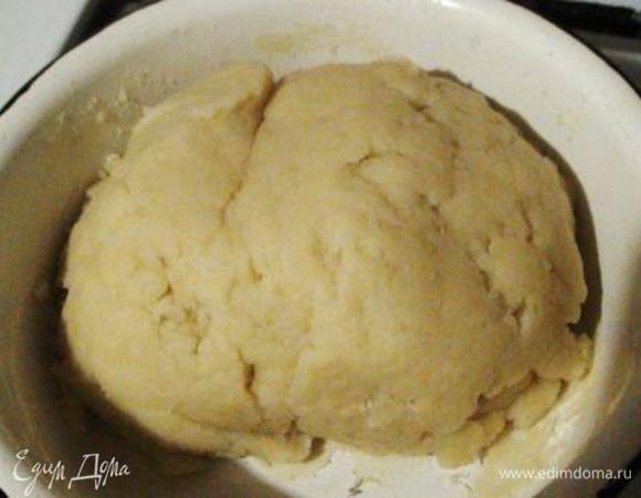 Сделать заварное тесто.
Закипятить воду с маслом и солью, всыпать муку и, постоянно помешивая, варить в течение 2-3 минут, пока тесто не станет однородной блестящей массой. Дать немного остыть.