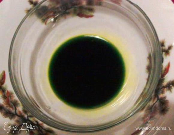 Развести пищевой краситель в ложке воды.