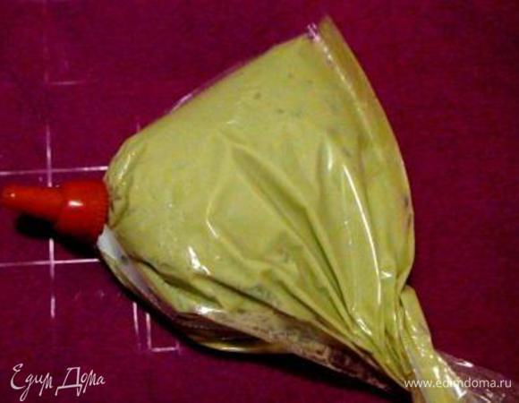 Вбить в тесто по одному 5 яиц, добавить краситель хорошо перемешать. Выложить тесто в кондитерский мешок с насадкой «звездочка» (а лучше в файл – поместится сразу все тесто, насадку использовать необязательно).