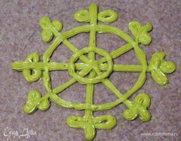 На листе пергамента начертить круг диаметром 24 см и в нем нарисовать снежинку.