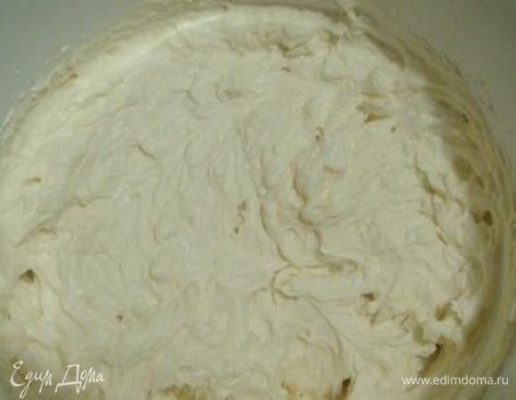 Взбить сливочное масло и, не прекращая взбивать, добавлять по ложке остывший заварной крем и сгущенку. В конце добавить измельченные грецкие орехи, перемешать.