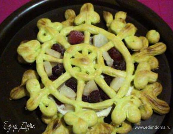 На блюдо выложить самую большую снежинку. Намазать кремом и выложить кусочки ананаса и малину. Сверху снежинку чуть меньшего диаметра, в промежутки выложить начинку из малины и ананаса и покрыть кремом и так до последней снежинки.