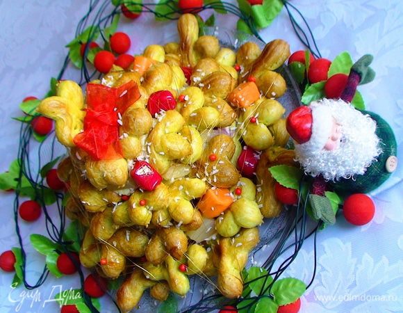 Елку украсить, исходя из вашего вкуса и фантазии. У меня конфетки, кондитерская присыпка, «снежок» из кокосовой стружки и карамельные нити.