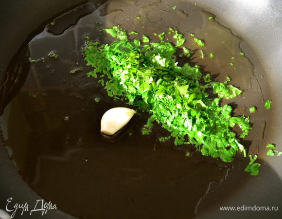 Начнем с приготовления начинки. Грибы очистить и промыть. Нарезать не очень мелко. Петрушку порубить. В глубокой сковороде разогреть оливковое  масло, положить зубчик чеснока и петрушку. 