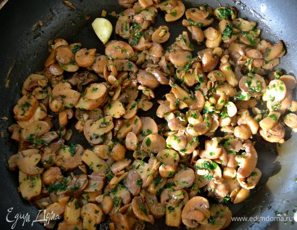 Добавить в сковороду грибы. Обжаривать до готовности. В процессе обжаривания добавить половину белого вина. Посолить и поперчить по вкусу. Готовые грибы отставить в сторону.