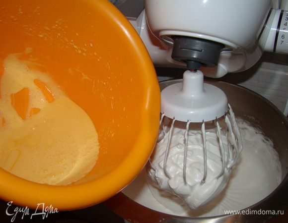 Миксер переводим на средние обороты, аккуратно вводим в белки "гоголь-моголь".