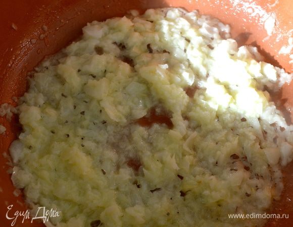 Приготовить рис. Мы будем его готовить как обыкновенное ризотто - по тому же принципу. Луковицу мелко нарезать. В сковороде с толстым дном разогреть оливковое и сливочное масло. Положить тушиться нарезанный лук.