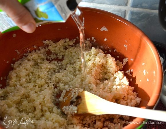 Добавить оставшееся белое вино (30 мл) и позволить ему выпариться. 