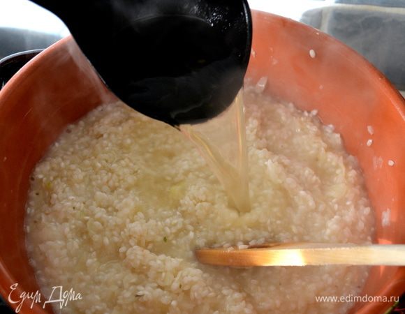 Затем, понемногу добавляя горячий бульон, варить ризотто до готовности примерно 15-17 минут. 