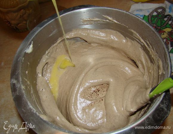 Масло растапливаем и тонкой струйкой вливаем в тесто.