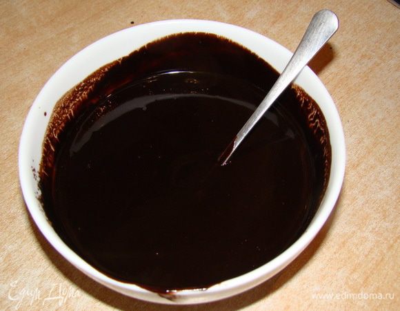 Залить кипятком и перемешать до полного растворения.