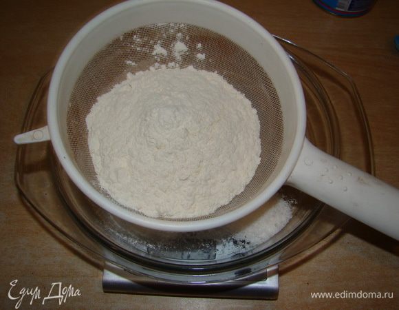 Просеять муку, добавить соль и соду.