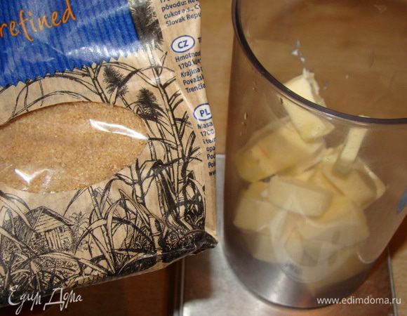 Взбить масло с сахаром.