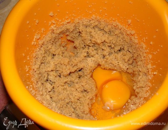 Добавить яйца - взбить.