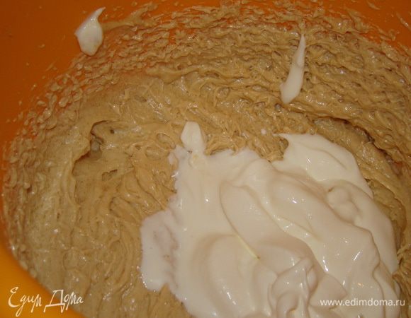 Добавить сметану - взбить.