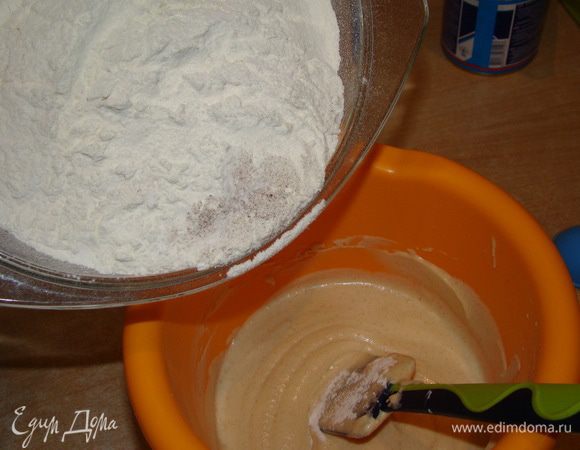 Перемешать с мукой.