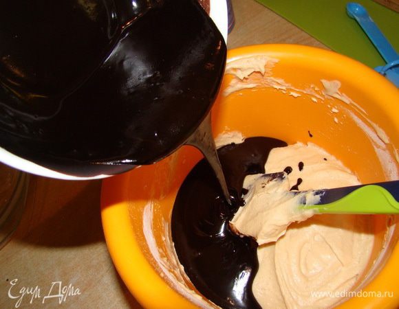 Влить шоколадную смесь.