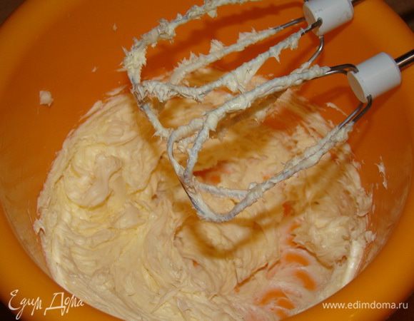 Отдельно взбить мягкое масло, соединить с заварным кремом.