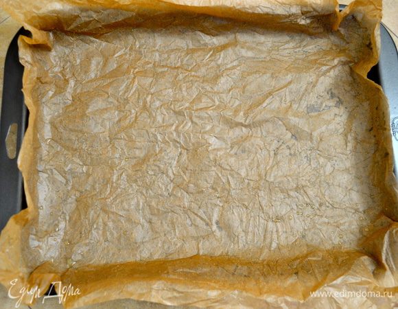 Духовку включить на 200 С. Прямоугольную форму (30х23 см) с низкими бортиками застелить листом пекарской бумаги, предварительно смоченным в воде и как следует отжатым