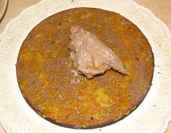 Бисквит разрезать вдоль на 2 части. Нижний корж смазать мандариновым конфитюром, сверху выложить бОльшую часть масляного крема.