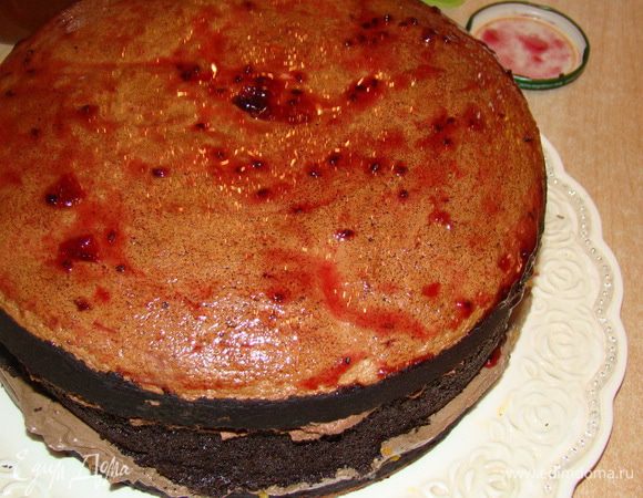 Второй бисквит смазать вареньем (крыжовник).